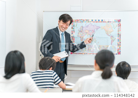 男講師/老師在補習班/學校教室教授小學/國中生 114348142