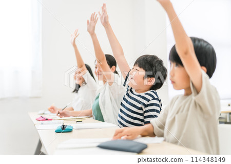 小學男女學生在補習班/學校上課時高興地舉手 114348149