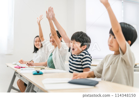 小學男女學生在補習班/學校上課時高興地舉手 114348150