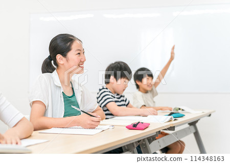小學/國中女生/男女在補習班/學校微笑上課 小學/國中女生/男女在補習班/學校微笑上課 114348163