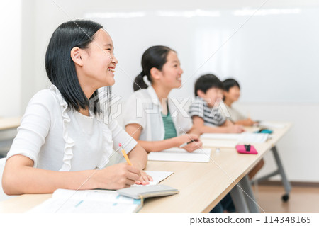 Elementary school and junior high school girls and boys taking classes at cram schools and schools with a smile 114348165