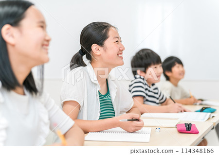 小學/國中女生/男女在補習班/學校微笑上課 114348166