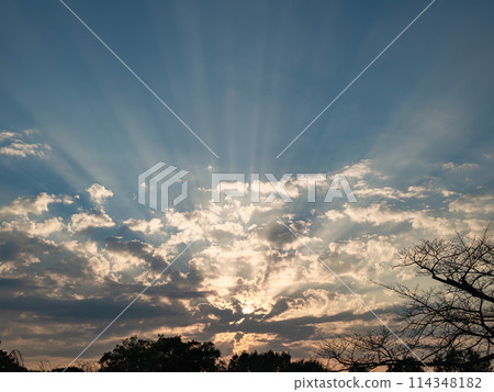 The sun seen through the gaps in the clouds 114348182