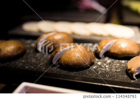 Beautifully presented fresh mushrooms 114348791