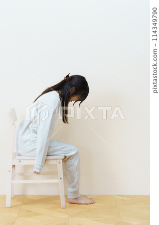 年輕女子坐在椅子上鍛鍊身體 年輕女子坐在椅子上鍛鍊身體 114349790