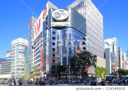 Sukiyabashi intersection in Chuo Ward, Tokyo under a blue sky 114349920