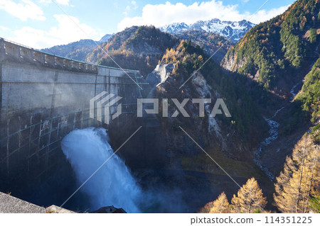 富山縣：秋天的黑部水庫和立山山脈 114351225