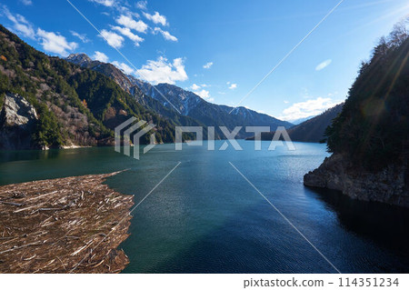 從富山縣黑部水庫眺望的秋山 從富山縣黑部水庫眺望的秋山 114351234