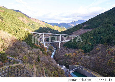 從瀧澤水壩頂部的埼玉縣秩父雷電六本木橋 114351913