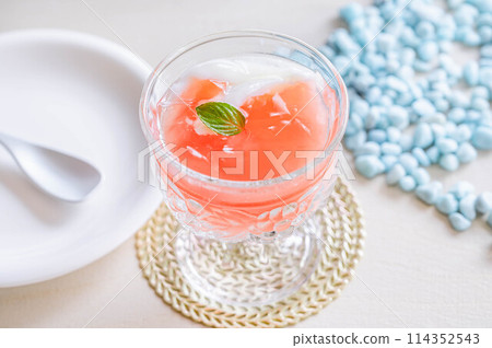 Watermelon jelly and milk pudding Watermelon jelly and milk pudding 114352543