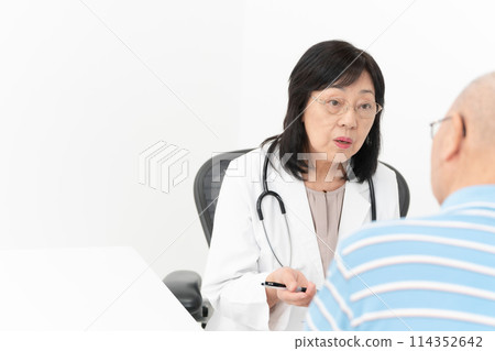 Medical image senior face-to-face 114352642