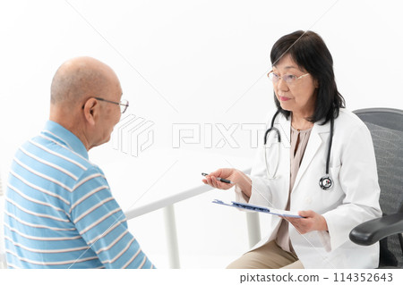 Medical image senior face-to-face 114352643