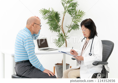 Medical image senior face-to-face 114352656