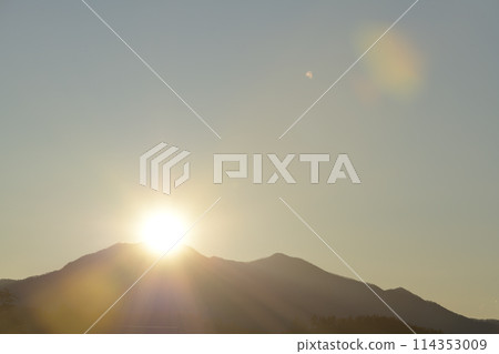 清晨的太陽從千賀岳的金賀岳升起 114353009