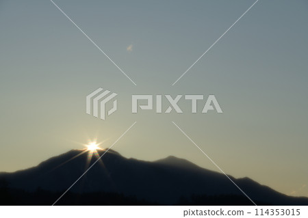 清晨的太陽從千賀岳的金賀岳升起 114353015