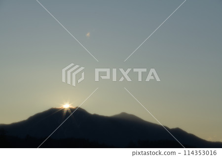 清晨的太陽從千賀岳的金賀岳升起 114353016