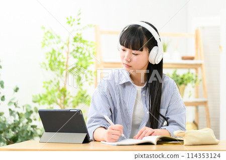 Online class, high school student, girl, headphones 114353124
