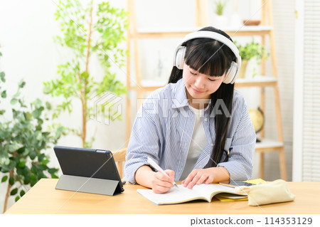 Online class, high school student, girl, headphones 114353129