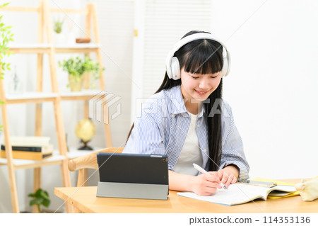 Online class, high school student, girl, headphones 114353136