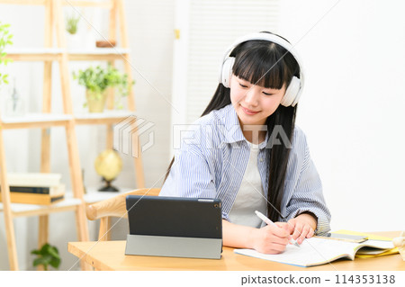Online class, high school student, girl, headphones 114353138