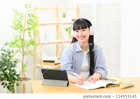Online class, high school student, girl, headphones 114353145
