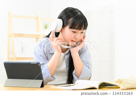 Online class, high school student, girl, headphones 114353163