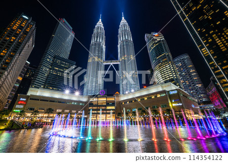 吉隆坡,馬來西亞,KLCC 公園噴泉表演和雙子星大樓 吉隆坡,馬來西亞,KLCC 公園噴泉表演和雙子星大樓 114354122