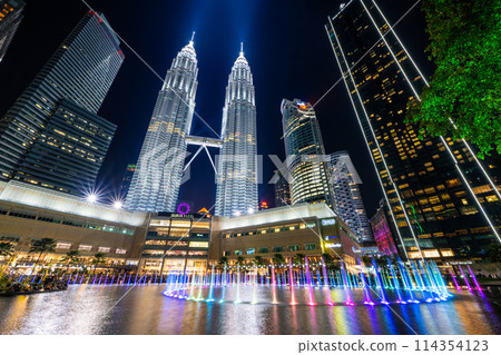 吉隆坡,馬來西亞,KLCC 公園噴泉表演和雙子星大樓 吉隆坡,馬來西亞,KLCC 公園噴泉表演和雙子星大樓 114354123
