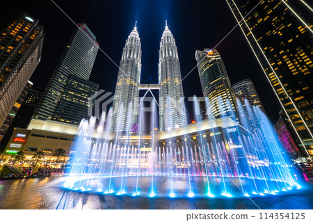 吉隆坡，馬來西亞，KLCC 公園噴泉表演和雙子星大樓 114354125