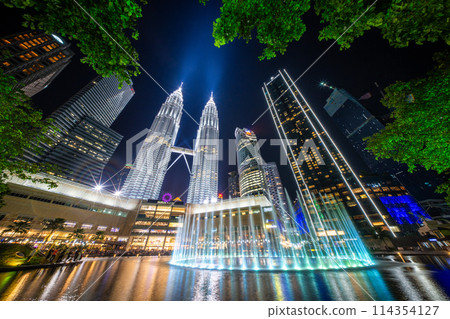 Fountain show at KLCC Park and Petronas Twin Towers, Kuala Lumpur, Malaysia 114354127