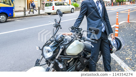 澀谷一位年輕商人和一輛大型摩托車的圖像剪輯 114354274
