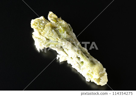 黑色背景下拍攝的鱈魚芽天婦羅 黑色背景下拍攝的鱈魚芽天婦羅 114354275