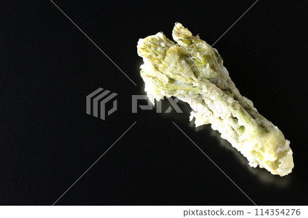 黑色背景下拍攝的鱈魚芽天婦羅 黑色背景下拍攝的鱈魚芽天婦羅 114354276