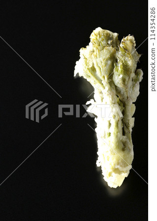黑色背景下拍攝的鱈魚芽天婦羅 114354286