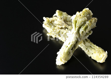 Aralia buds tempura photographed against a black background 114354289