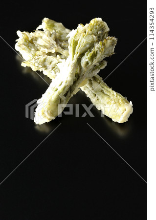 Aralia buds tempura photographed against a black background 114354293