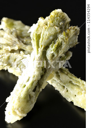 Aralia buds tempura photographed against a black background Aralia buds tempura photographed against a black background 114354294