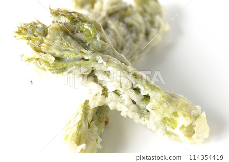 白色背景下拍攝的鱈魚芽天婦羅 白色背景下拍攝的鱈魚芽天婦羅 114354419