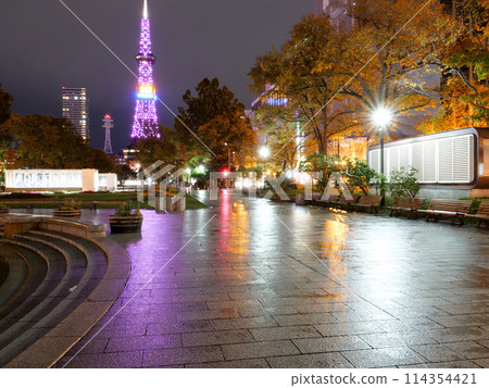 大通公園和電視塔在夜間燈火通明 114354421