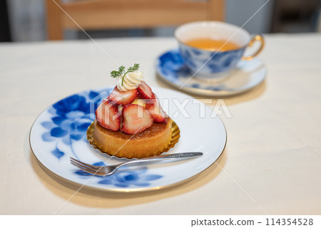 草莓塔和茶下午茶時間 草莓塔和茶下午茶時間 114354528