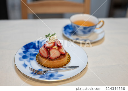 Strawberry tart and tea - tea time 114354538
