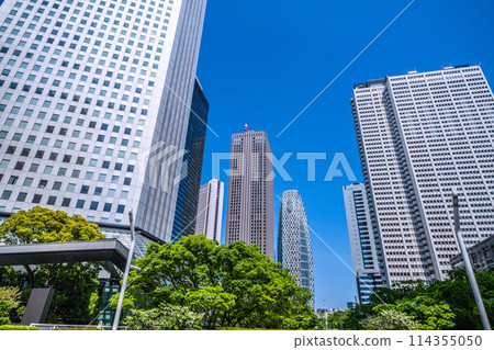 日本東京城市景觀，新宿副中心辦公大樓景觀= 4 月 28 日 114355050