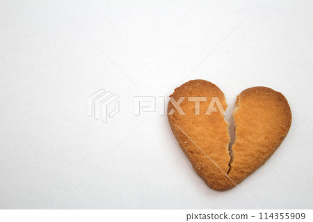 Cookie in the form of broken hearts - symbol of love 114355909