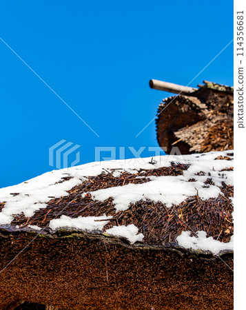 早春景色:殘雪與古民居的茅草屋頂 早春景色:殘雪與古民居的茅草屋頂 114356681