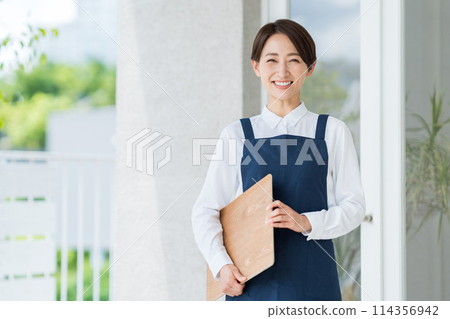 一位女士在咖啡館引導 一位女士在咖啡館引導 114356942
