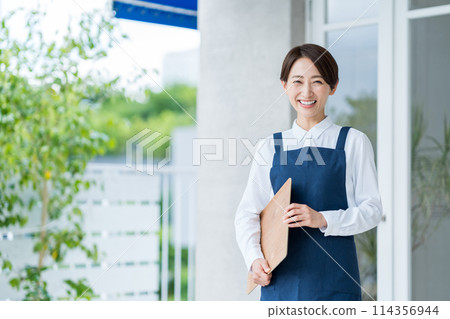 一位女士在咖啡館引導 一位女士在咖啡館引導 114356944