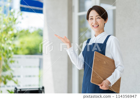 A woman guiding the inside of a cafe 114356947