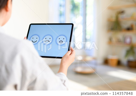 一個操作平板電腦的女人 114357848