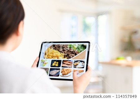一個操作平板電腦的女人 114357849