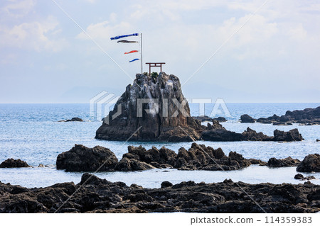 Ushinohama scenic spot and carp streamers with the faint Koshiki Islands in the background 114359383